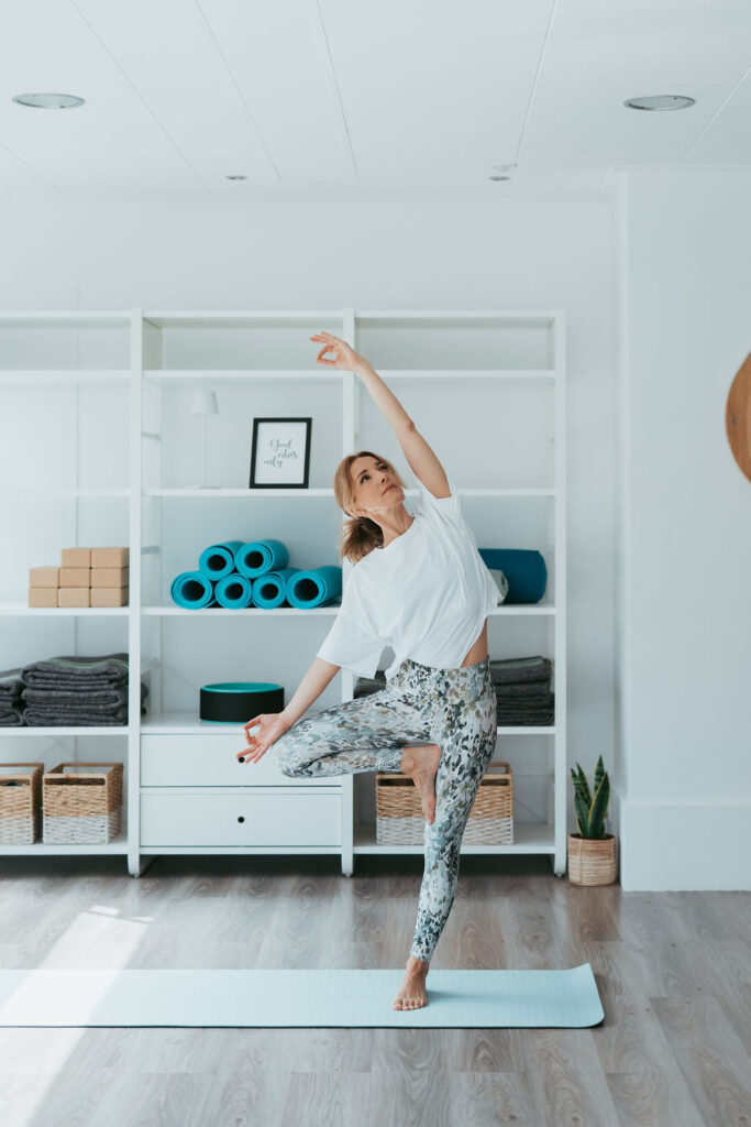 Mónica Serrano, profesora de yoga y health coach, especializada en bienestar para mujeres